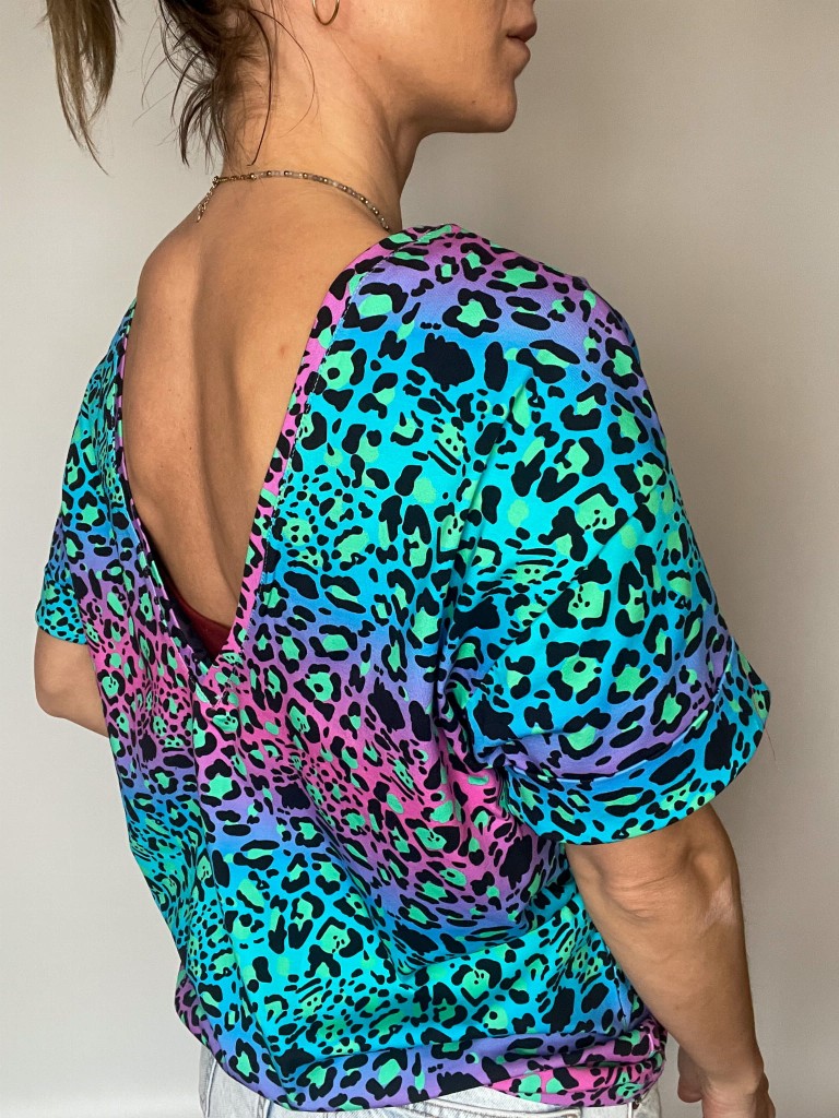 DAMSKA KOSZULKA V-BACK CĘTKI