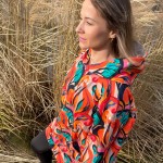 Damska bluza - HOODIE - pomarańczowa abstrakcja