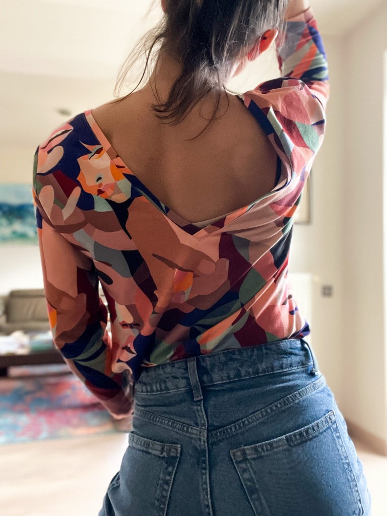 Bluzka dekolt V na plecach