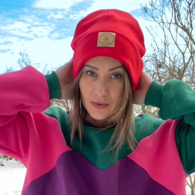 Czerwona czapka prążkowana beanie — widok przodu