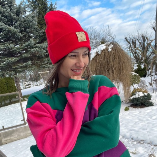 Czapka czerwona beanie — widok z boku