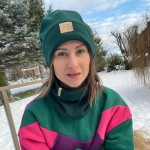 Damska czapka prążkowana BUTELKOWA ZIELONA cześć