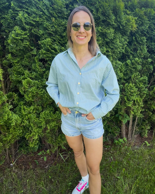 Koszula jeansowa oversize – widok całości stylizacji