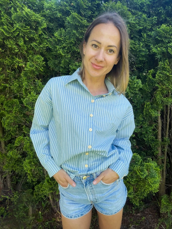 Koszula damska jeansowa oversize – jasny niebieski kolor