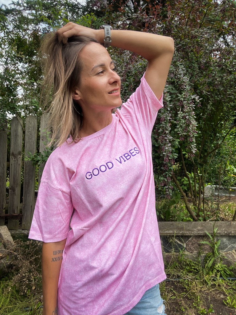 Długi t-shirt ACID WASH pink