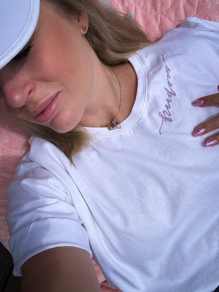 Biała koszulka FREEDOM pink