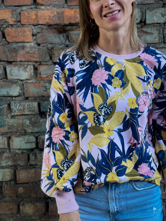 Nowoczesna bluza damska z obniżoną linią ramion