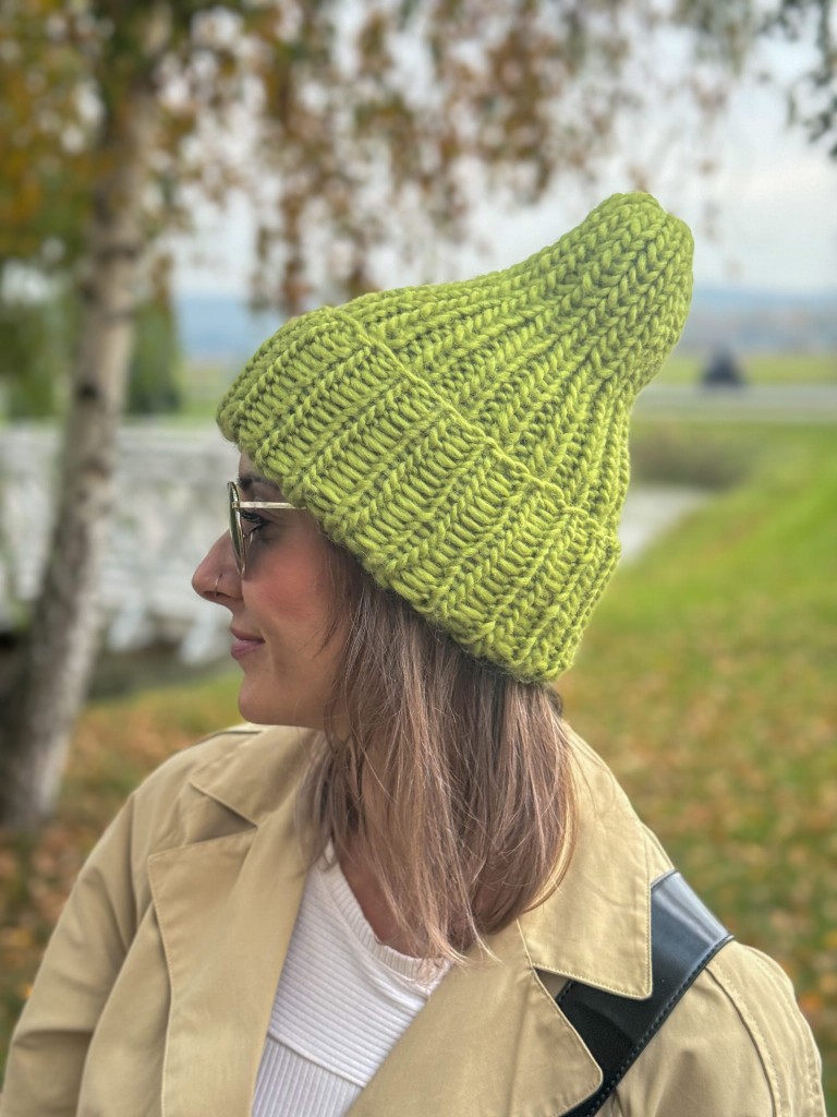 Czapka z wełny owczej zielona handmade