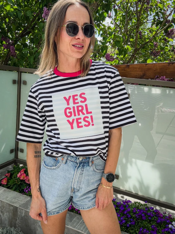 Damski t-shirt w paski z nadrukiem