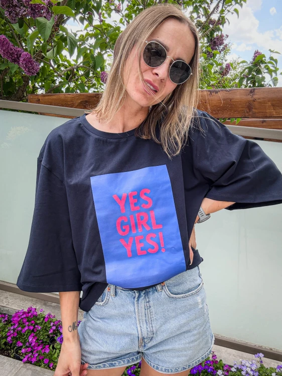 Damski granatowy t-shirt YES, GIRL YES!