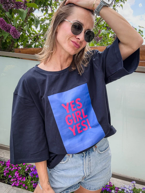 Damski granatowy t-shirt z nadrukiem