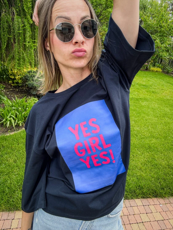 Damski granatowy t-shirt YES, GIRL YES!