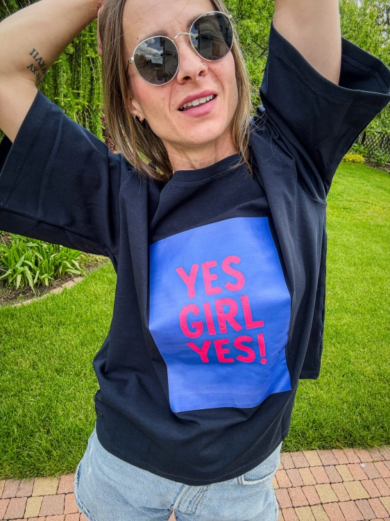 Damski granatowy t-shirt YES, GIRL YES!