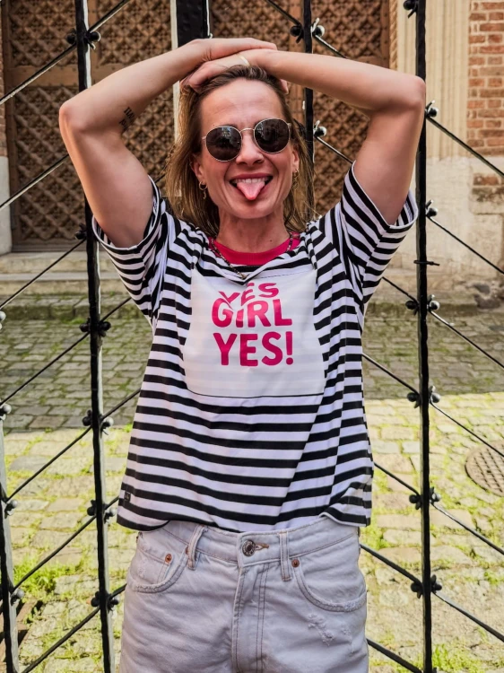 Damski t-shirt w paski YES, GIRL YES!