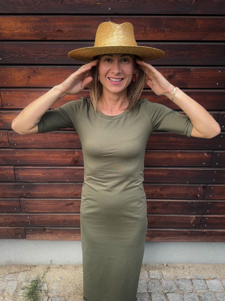 Minimalistyczna sukienka t-shirt z rozcięciem KHAKI