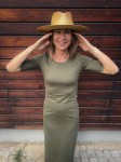 Minimalistyczna sukienka t-shirt z rozcięciem KHAKI