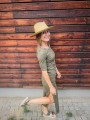 Minimalistyczna sukienka t-shirt z rozcięciem KHAKI