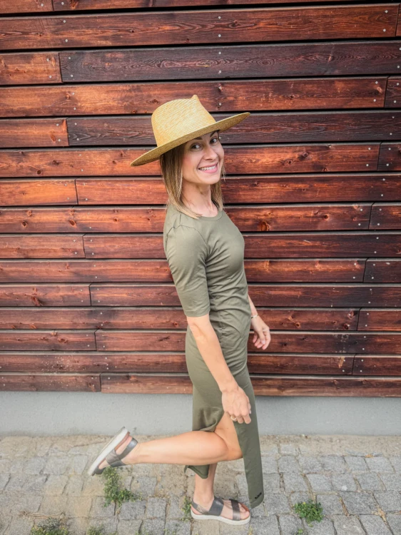 Minimalistyczna sukienka t-shirt z rozcięciem KHAKI