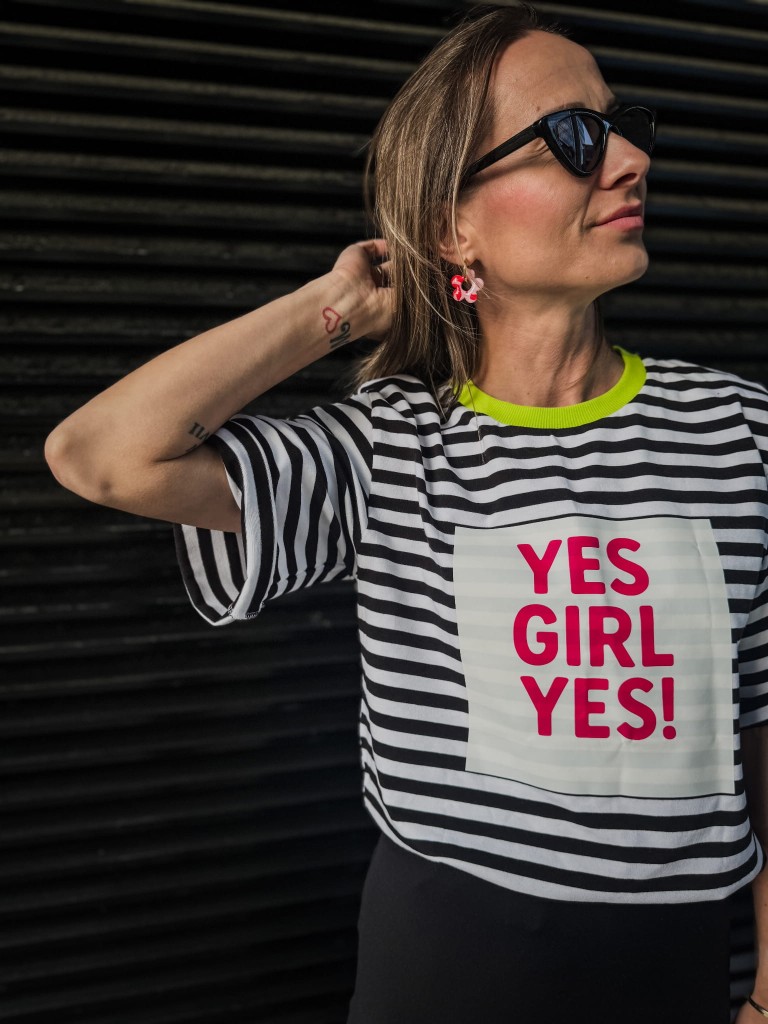 Damski t-shirt w paski YES, GIRL YES! - limone