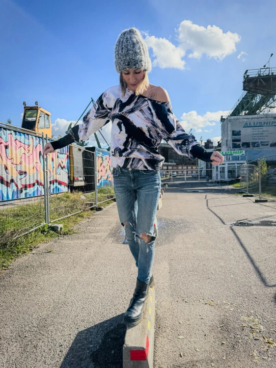 damska bluza biało czarna off shoulder