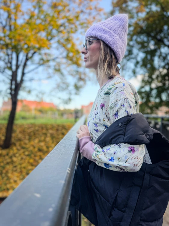 Damska biała bluza w kwiaty ŁĄKA
