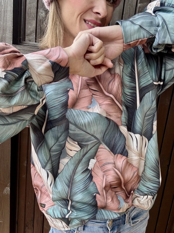 damska pastelowa bluza w liście