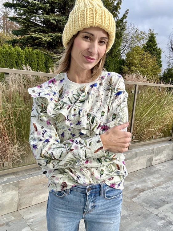 bluza damska oversize biała kwiatowy wzór chabry osty