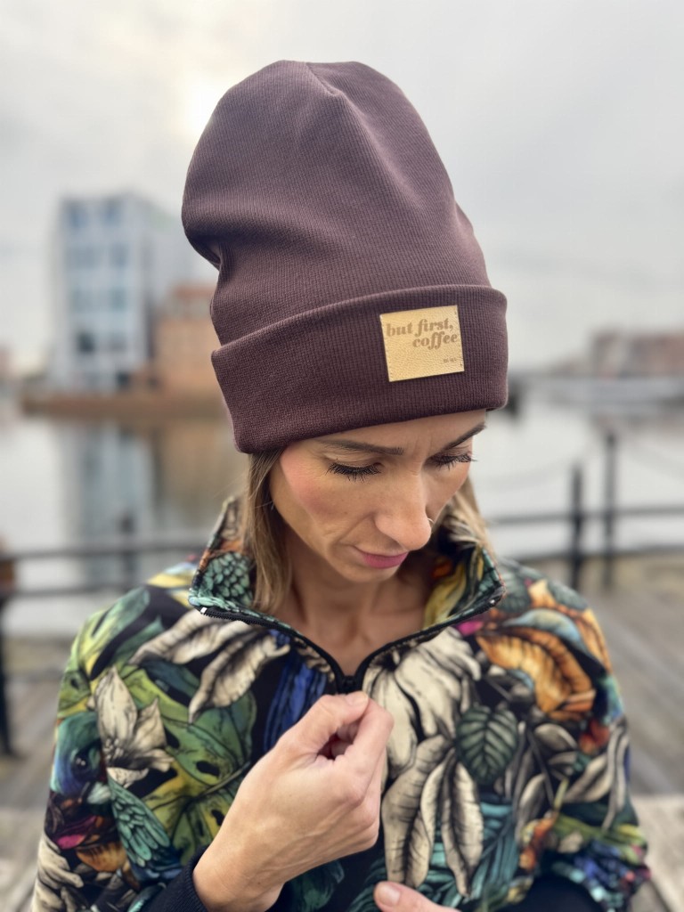 Damska czapka prążkowana CZEKOLADOWA handmade