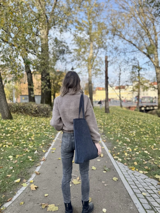 Damskie sztuczne futerko beżowe ze stójką