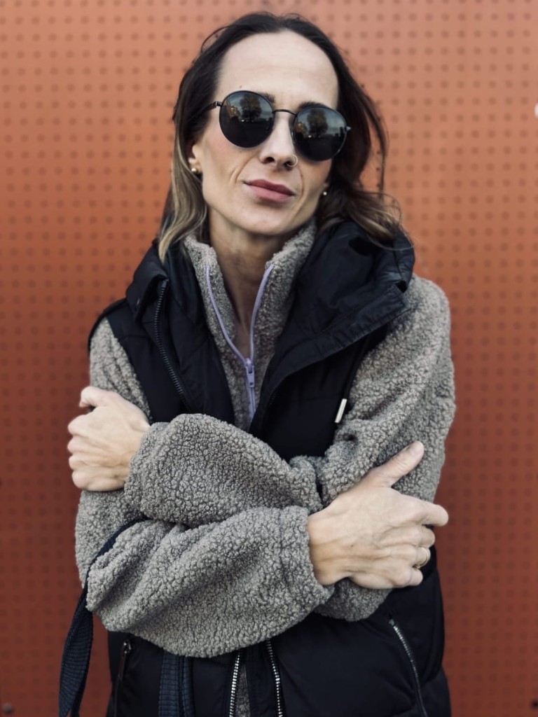 Damskie sztuczne futerko beżowe ze stójką