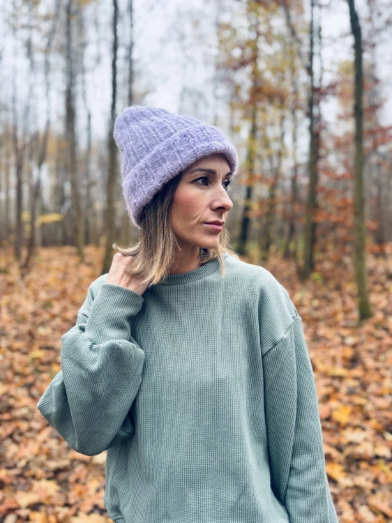 Bawełniany sweterek szałwiowy z bufiastym rękawem