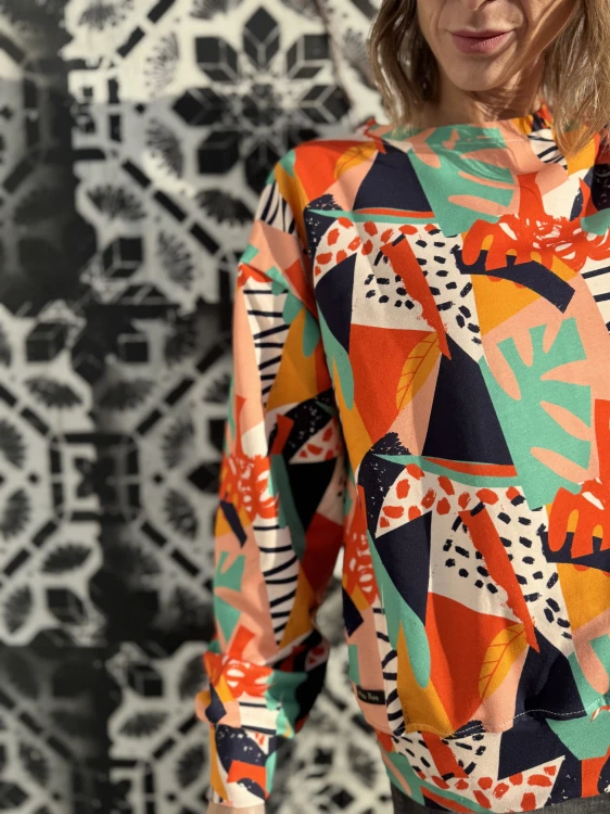 Bluza damska ABSTRACT – pomarańczowa, bawełniana bluza na modelce