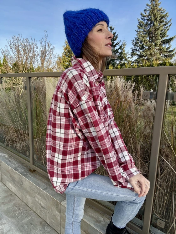 Kobaltowa czapka handmade z alpaki na modelce — beanie premium