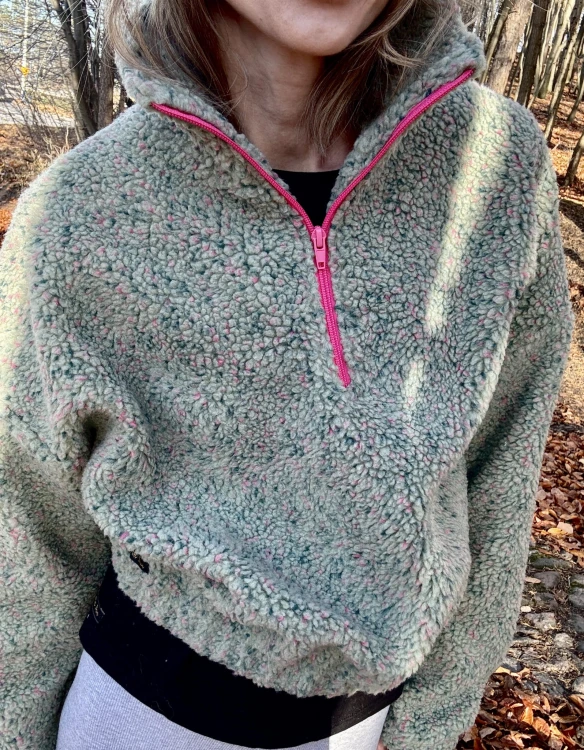 miętowe futro z kolorowym wzorem handmade