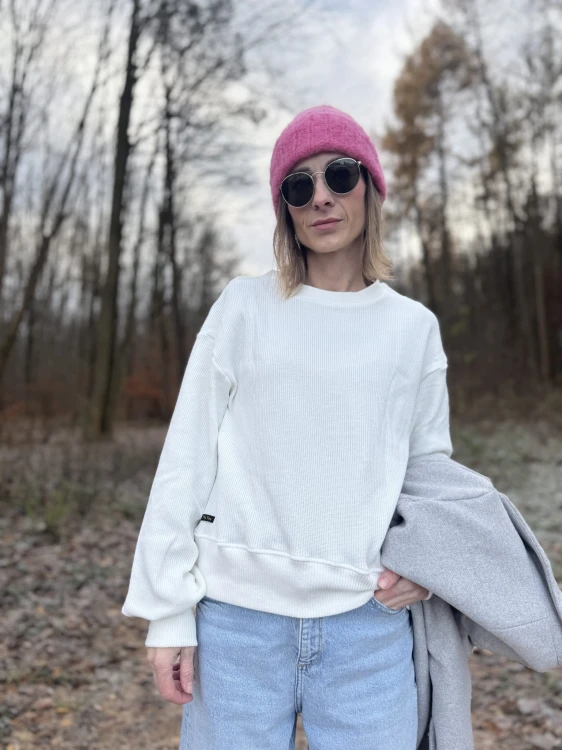 sweterek smietankowy Mrs Thin elegancki luźny kroj