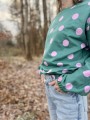 Detal dzianiny Poppy 95% bawełna — zielone tło z różowymi kropkami