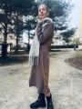 Sukienka brązowa z długim rękawem — widok boku