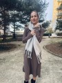 Sukienka swetrowa — stylizacja z szalem