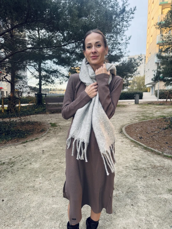 Sukienka swetrowa — stylizacja z szalem