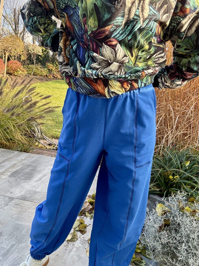 podnie dresowe chabrowe — widok tyłu