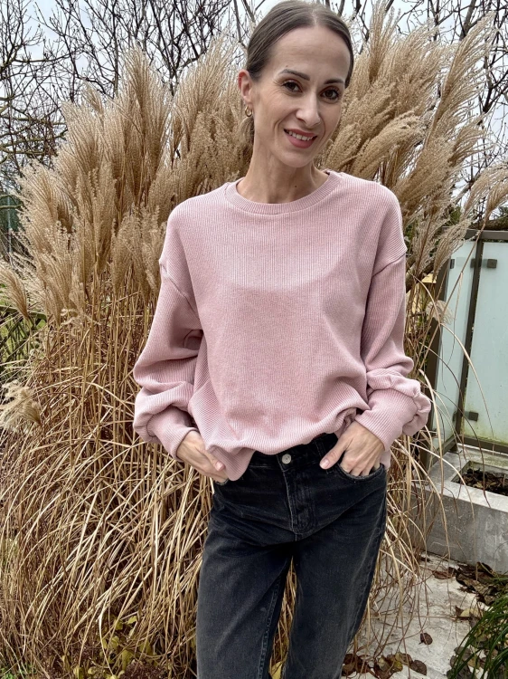 Sweterek jasnoróżowy Mrs. Thin — detal wykończenia