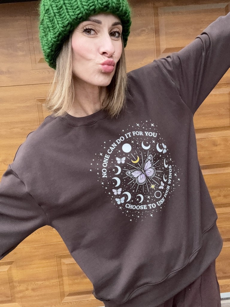 Bluza z nadrukiem księżyc, motyl i gwiazdy — detal grafiki