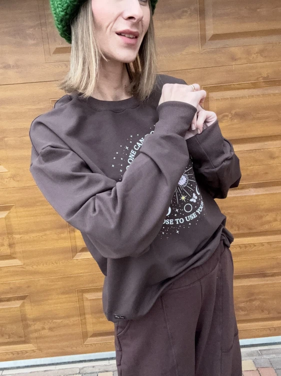 Bluza brązowa Mrs. Thin — detal ściągacza i wykończenia