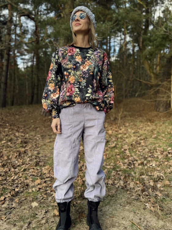 Ciemnozielona bluza damska we wzór pnących się kwiatów — stylizacja