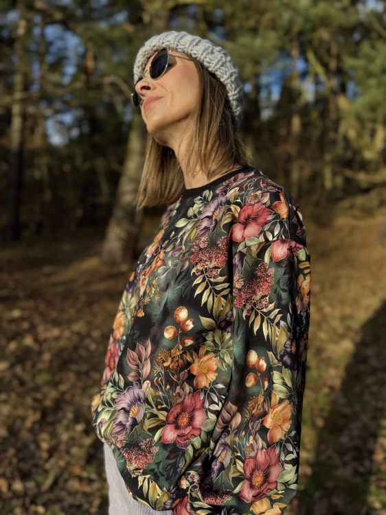 Bluza we wzór kwiatowy — widok z boku