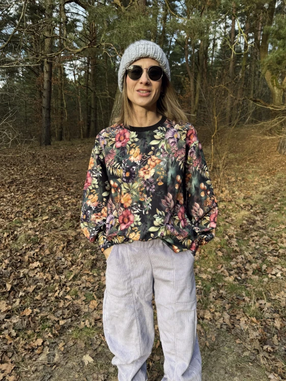Luźna bluza damska w kwiaty — stylizacja codzienna