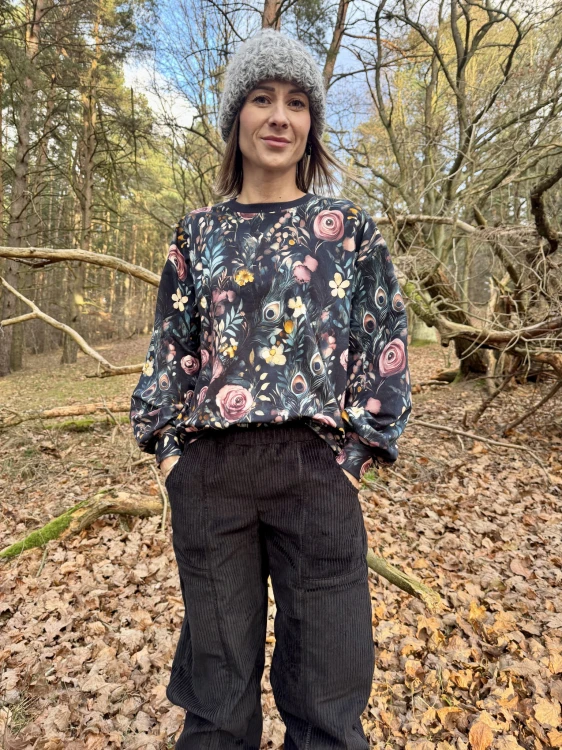 Luźna bluza damska w kwiaty — stylizacja codzienna