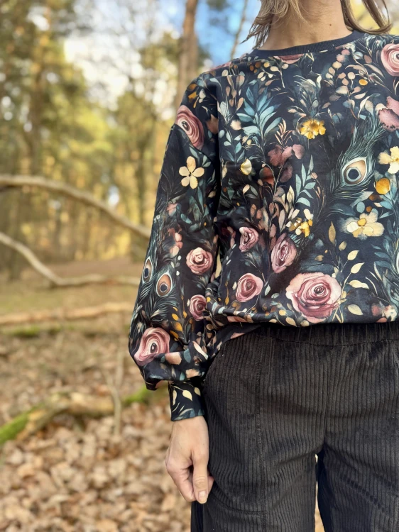 Bufiasty rękaw bluzy damskiej — detal wykończenia