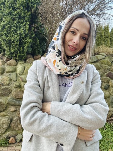 Komin owijany dwukrotnie — detal noszenia