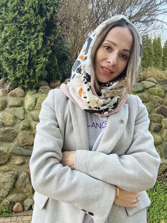 Komin owijany dwukrotnie — detal noszenia